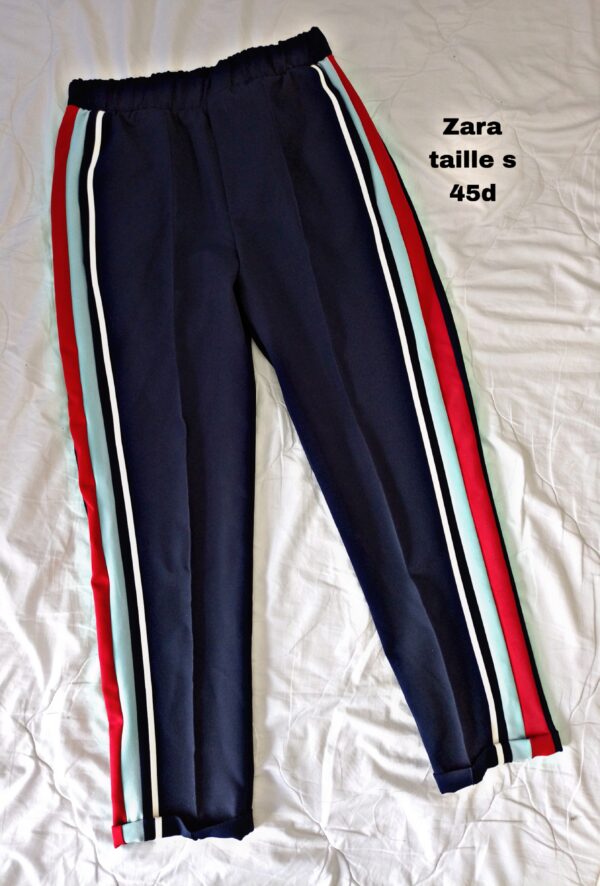 Pantalon zara avec bande Marque : Zara Matière : 87% polyester 13% élasthane Couleur : bleu marine et bandes blanc rouge et bleu ciel Taille : s Sexe : femme Etat :bon état